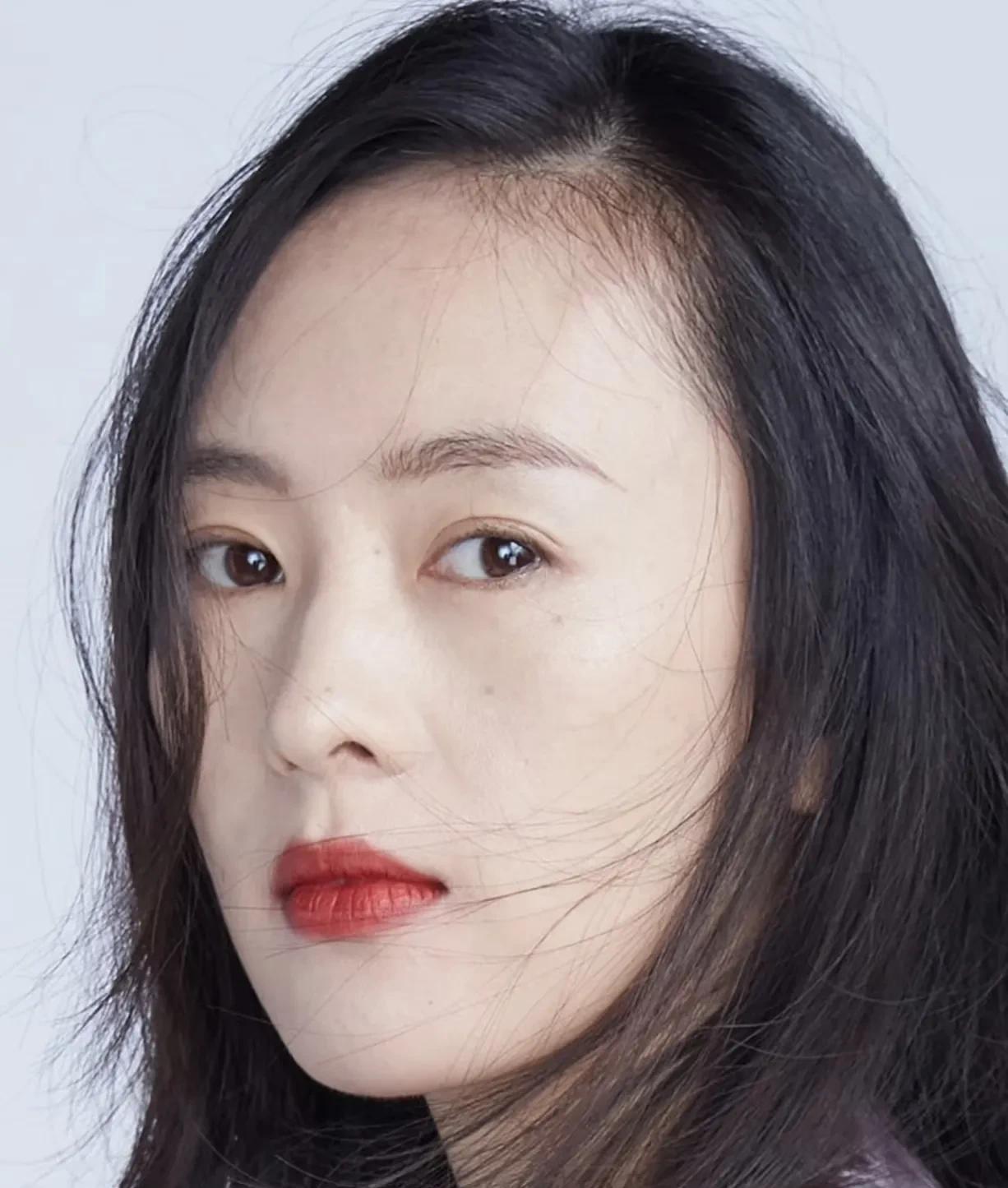 童瑶的这几张照片其实已经很美了，再加上她这个妆非常淡就化了眉毛一点眼线涂个口红，
