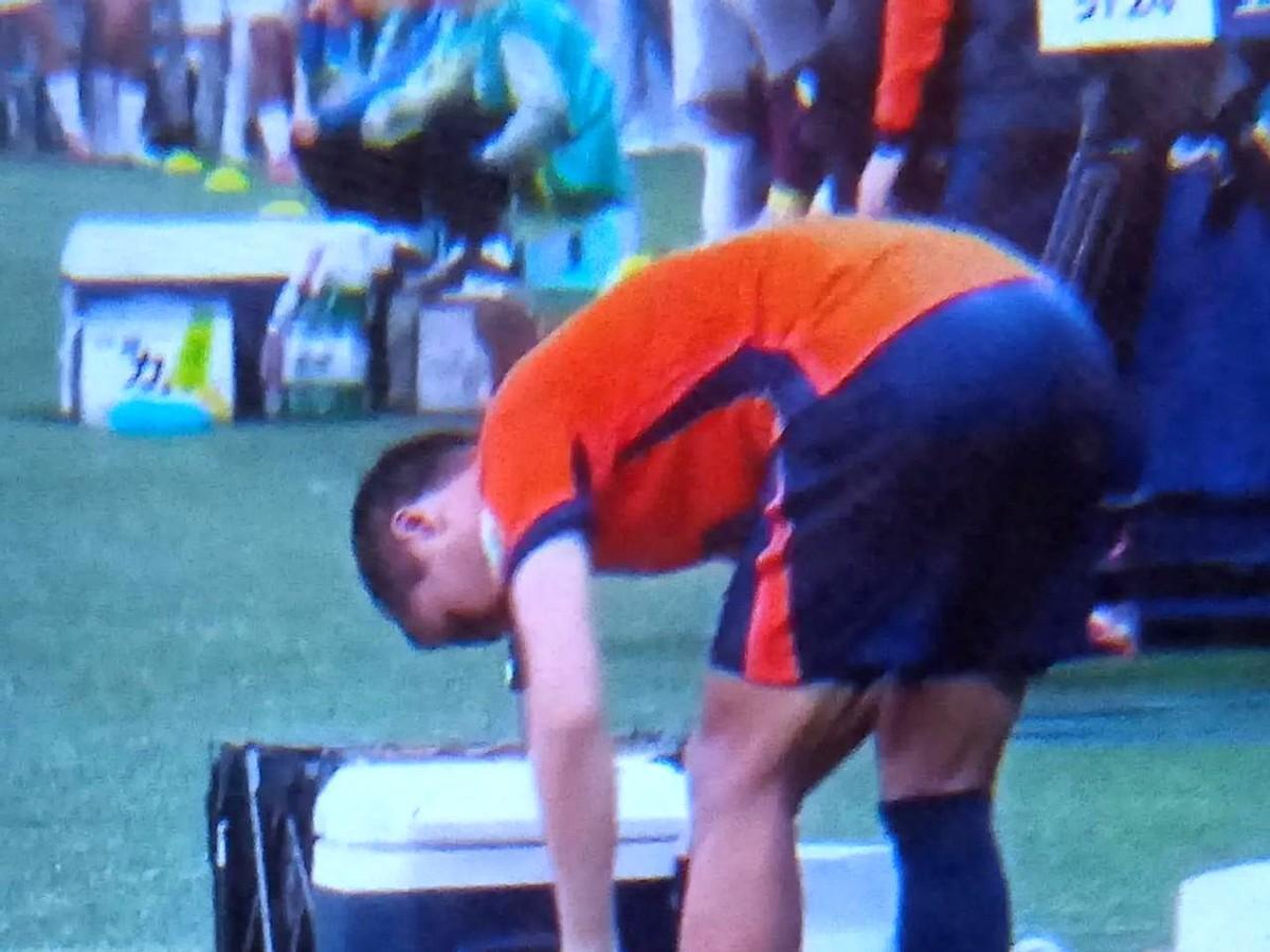 左等右等在黄浦江畔，海港夺冠快十天半月了海港夺冠多日，徐名嘴未兑现跳江承诺仍