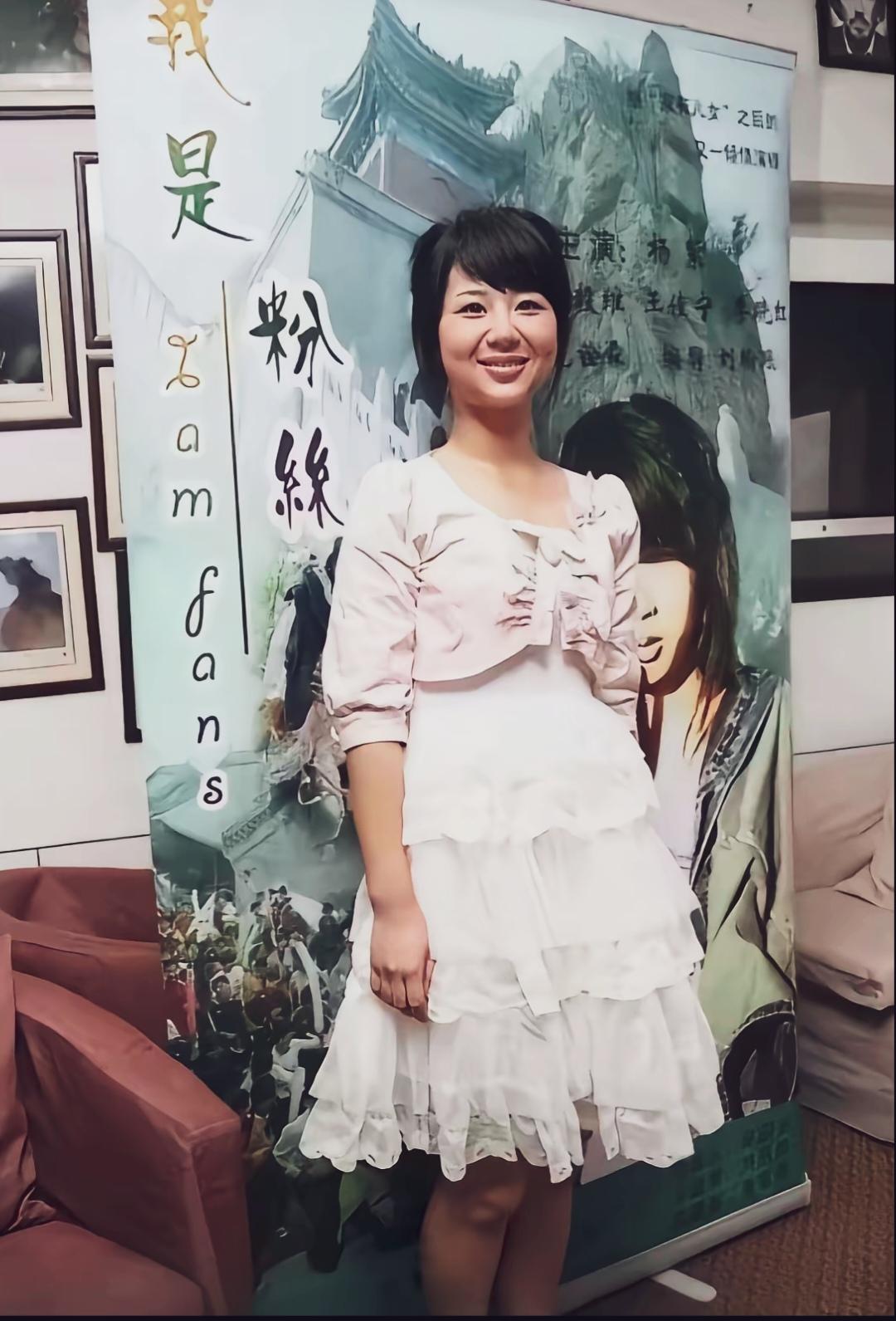 少女杨紫原生态的脸肉肉嘟嘟的，特别可爱！