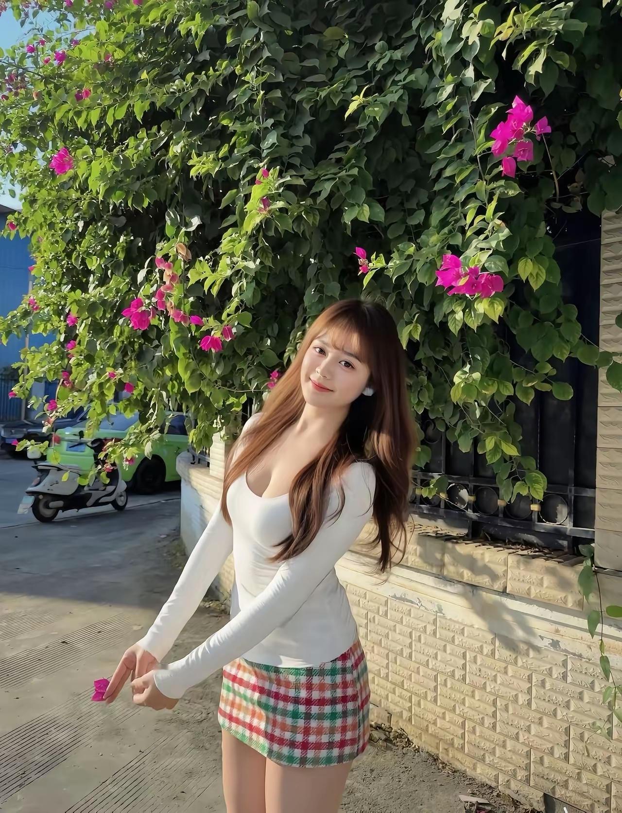 阳光明媚的午后，少女与粉花相映成趣