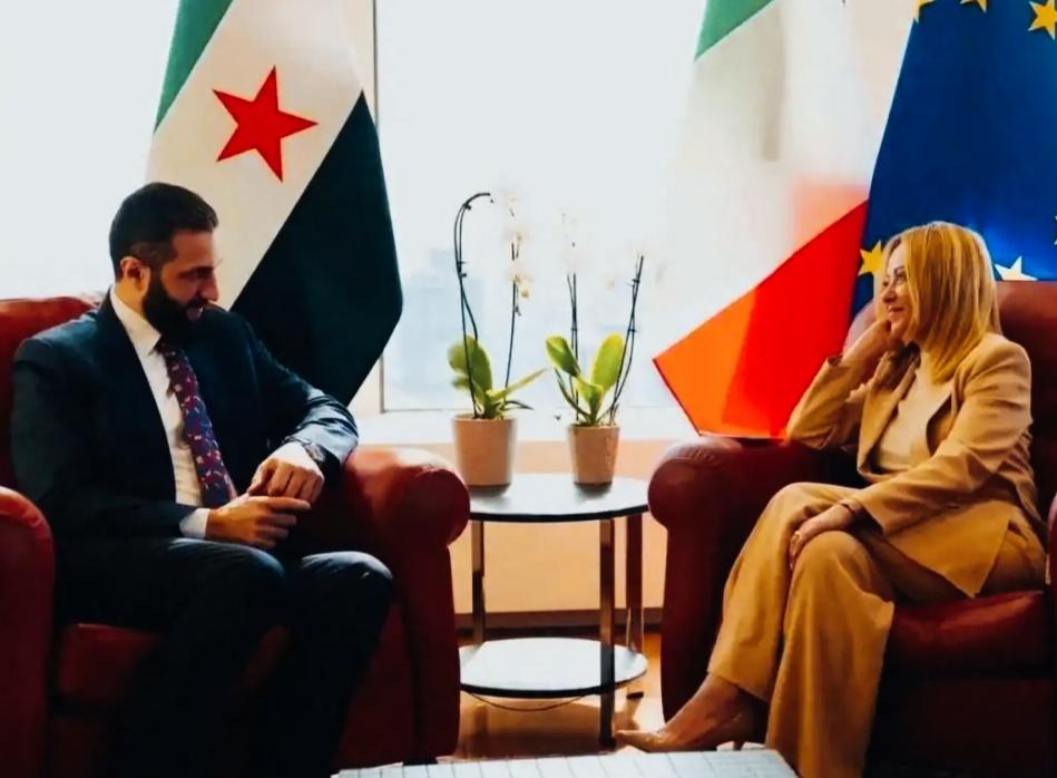 梅洛尼看朱拉尼和马斯克的眼神都好特别啊！虽然是会见不同的人，但是这坐姿挺相似啊