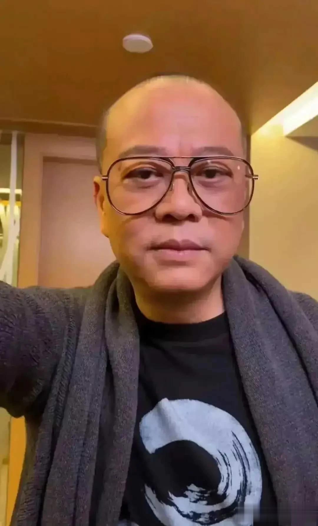 欧阳震华曾说：看到很多的香港明星去内地拍‬综艺，去捞金，我是真羡慕。但羡慕没‬有