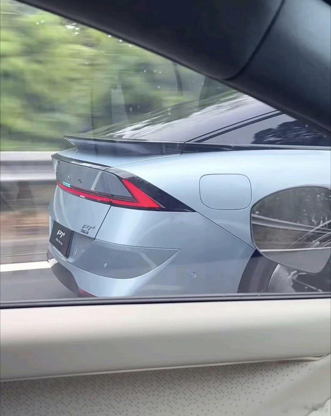 小鹏P7+增程版的尾部造型大家觉得对比老款纯电版，有没有更好看？小鹏P7+小鹏汽
