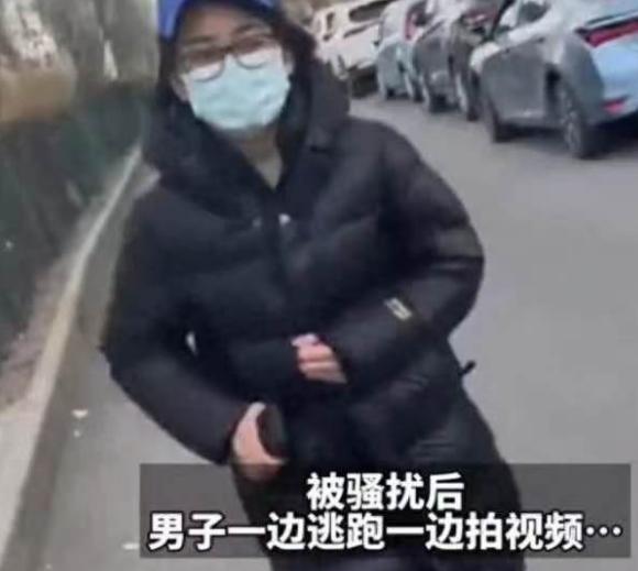 一个女生居然可以“饥渴”到这种地步？北京，一男子等公交车时，不断受到女生