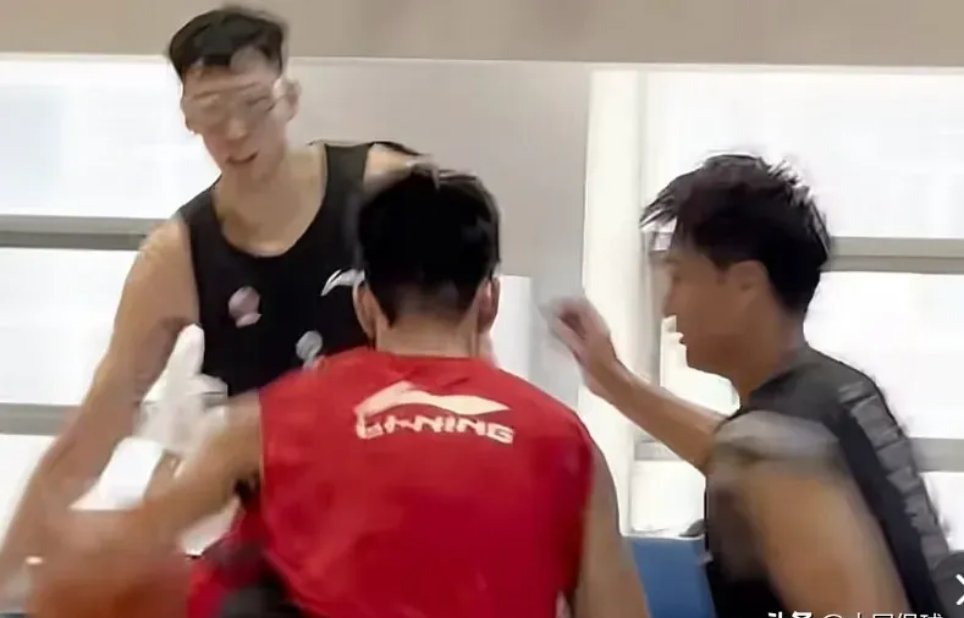 中国男篮大战卡塔尔！周琦赵睿张镇麟驰援悬念揭开，郭帅喜从天降结束所有热身赛，中国男篮进入最后8天冲刺
