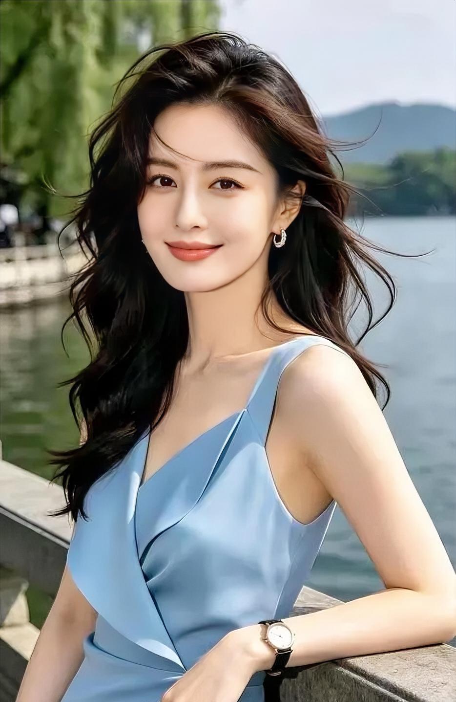 蓝裙接住湖光。风把长发，吹成柔软的波浪。腕间秒针轻响，笑意不慌。远山