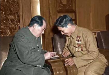 国庆节，毛主席在天安门城楼接见了刚从前线返回的志愿军英雄们。当得知一个战士的名字