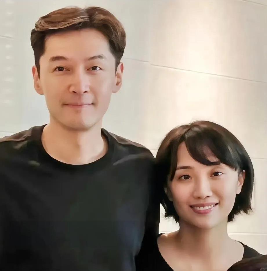 胡歌，精明中年人的典型。1，娶老婆不找女明星，娶了一个素人，上得厅堂下得厨房，