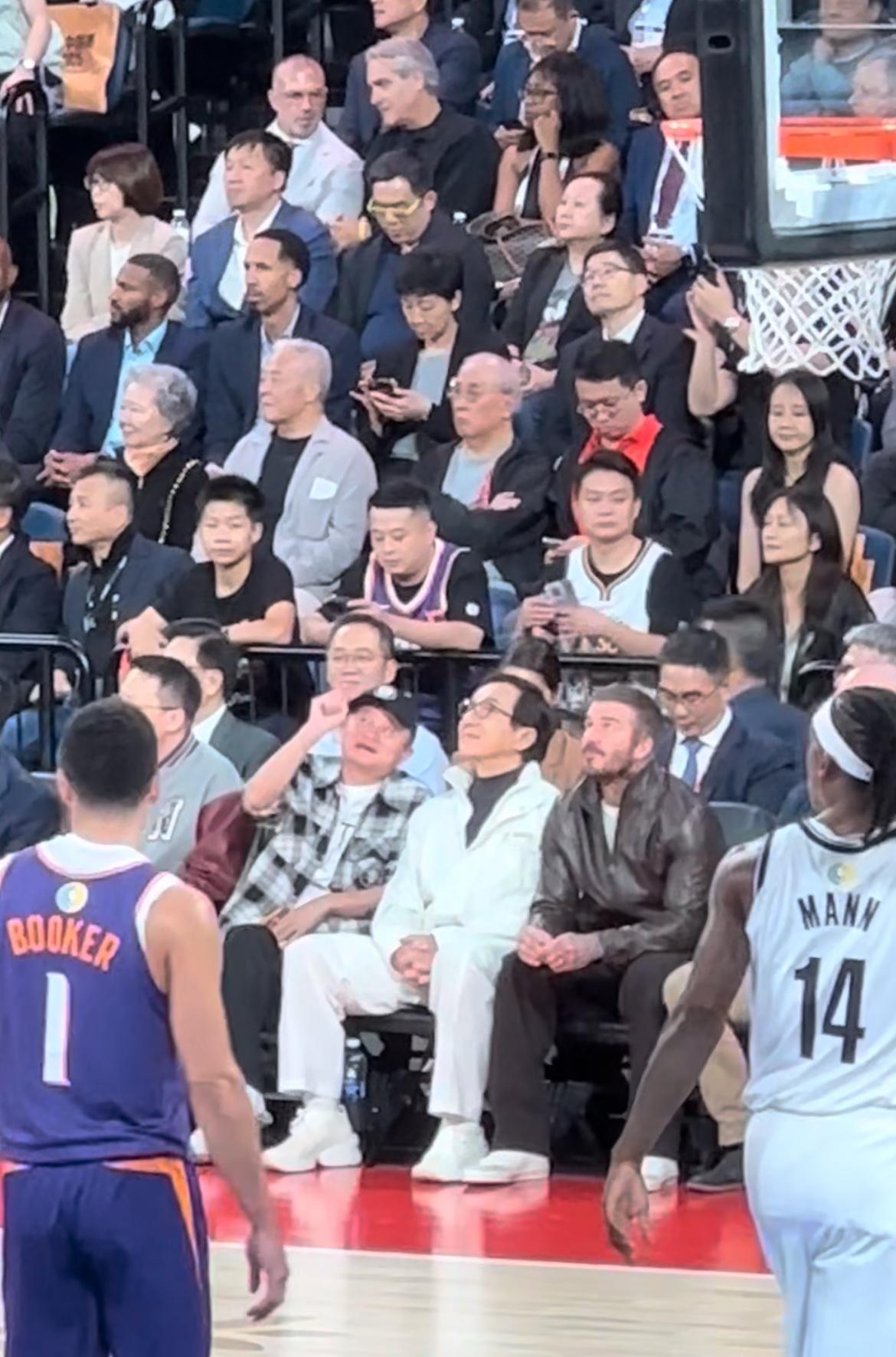 马云现身NBA中国赛！10月10日，NBA中国赛在澳门开打，现场众星云集！除