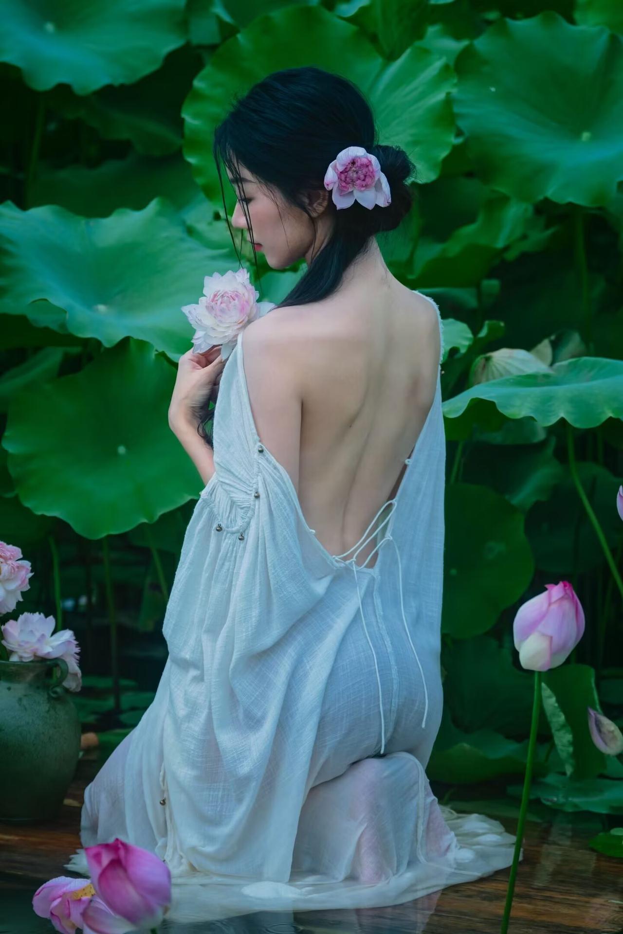 “静谧荷塘中的古典美人”🌸💦御姐白天鹅御姐感美女荷韵美人图荷塘女子