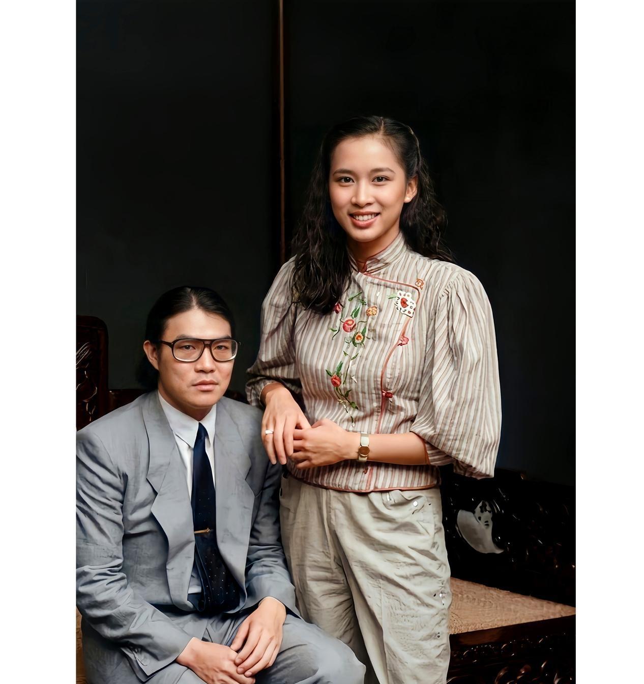 上世纪八十年代香港旧照，霍震霆与朱玲玲年轻时期的合影。正值婚姻初始阶段，霍