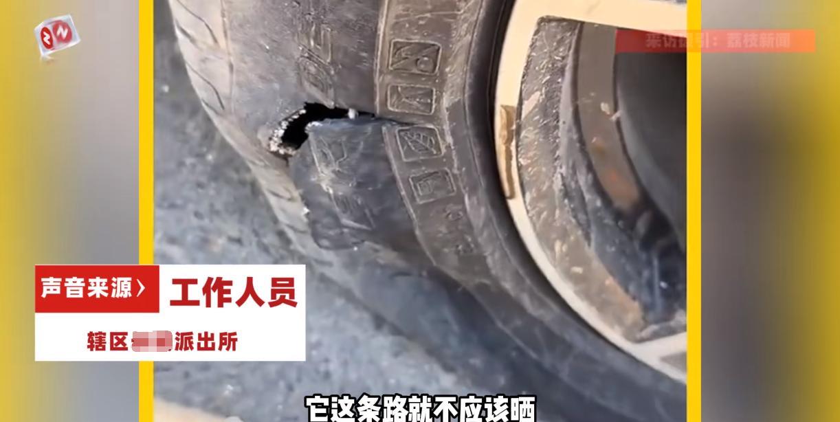 “防不胜防！”8月17日，山东临沂，一村民将自己家的粮食拿到马路上晾晒，一辆黑色
