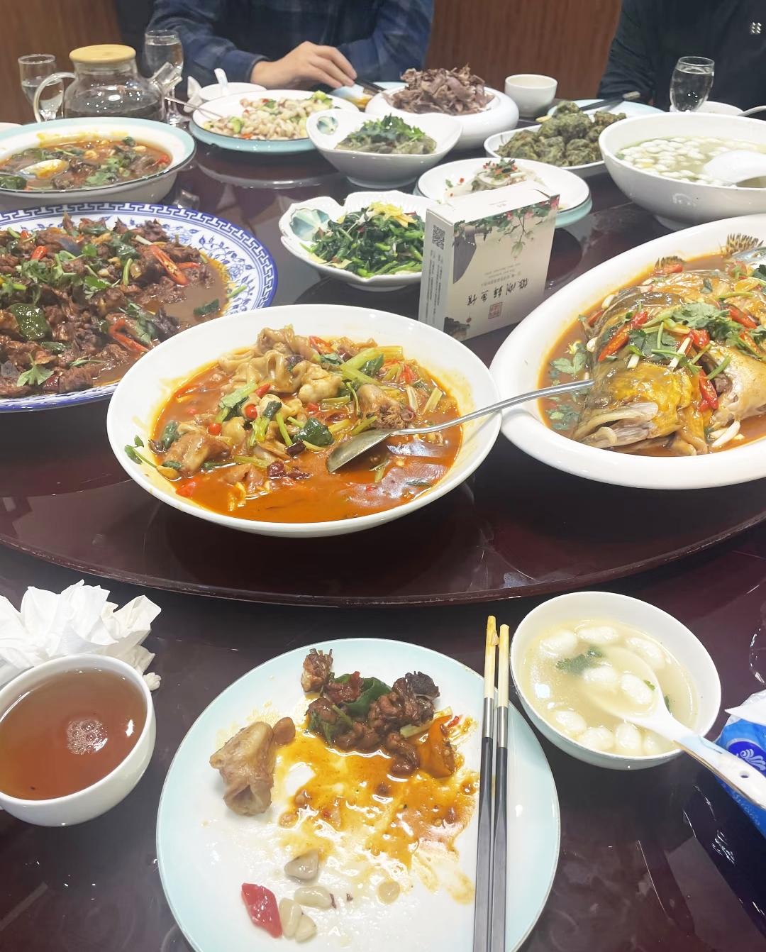 今天去赴宴，桌上全是女士，就我一个男的。主人看多一个位置，便又安排来一个半大老头