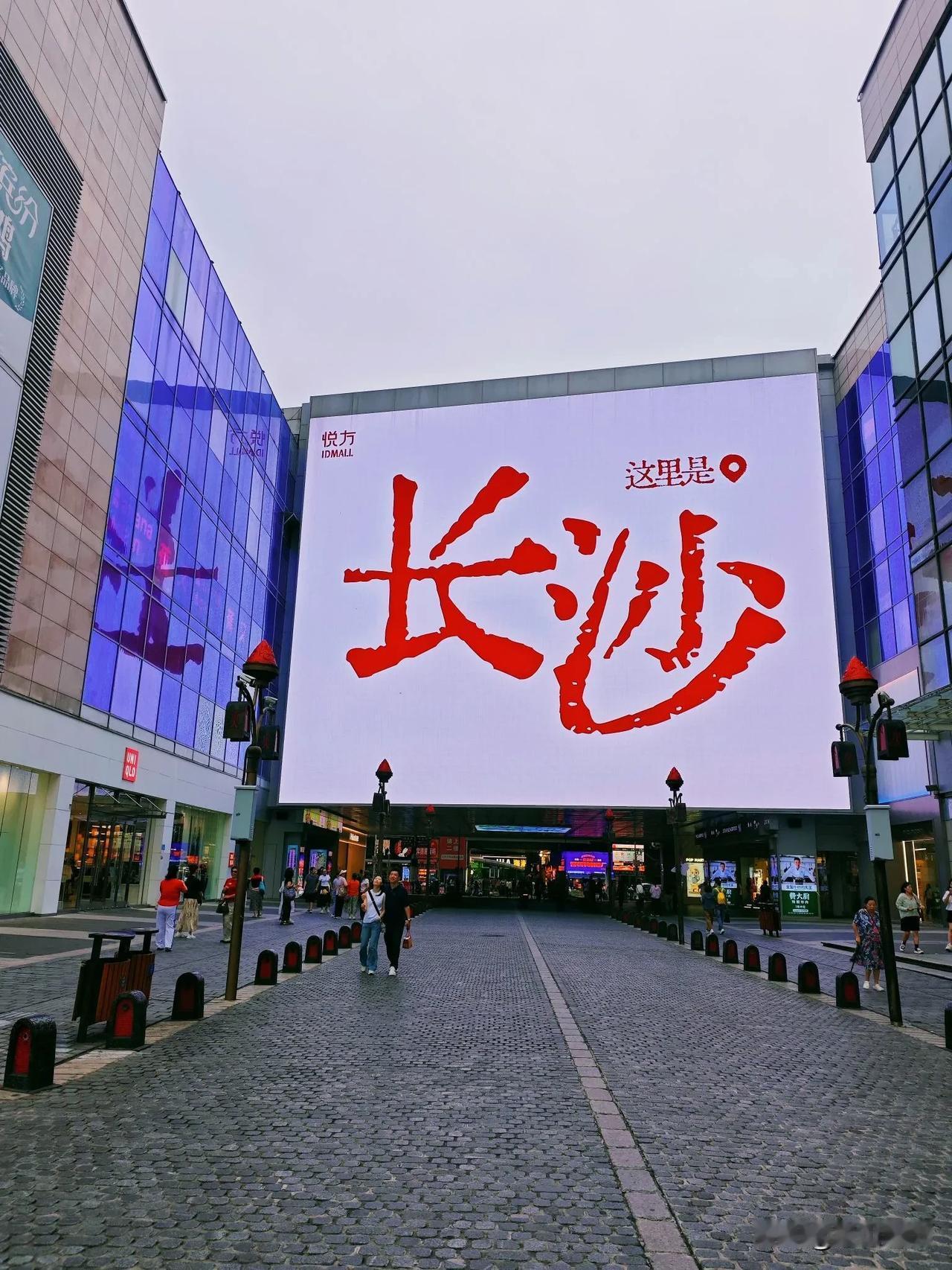 秋天来了【文｜狐山诗行】一阵阵秋风，扫走了夏日残热窗外的树叶，交出金