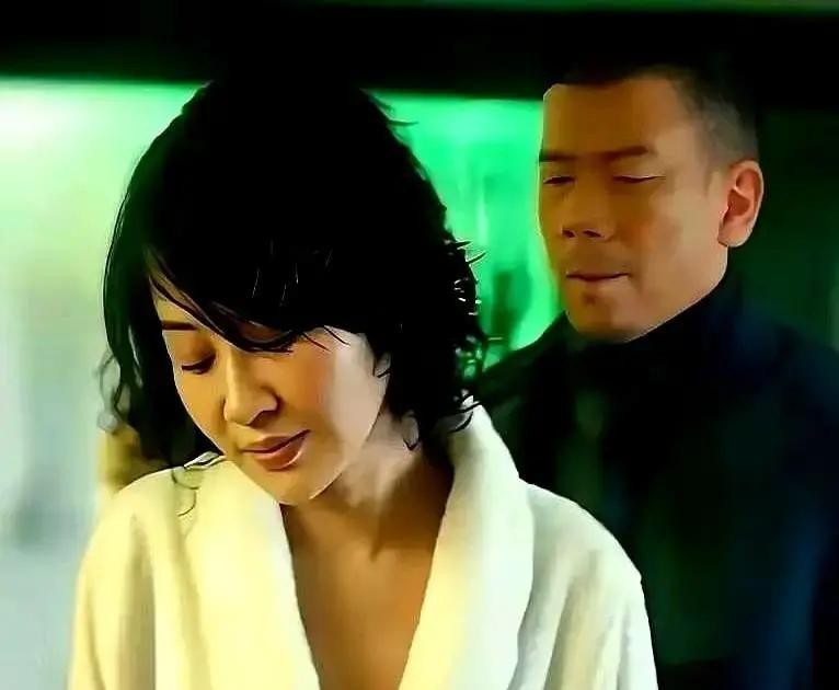 当年《老炮儿》刚上映那会儿，多少双眼睛直勾勾盯着许晴和冯小刚那段亲热戏看热闹。电影院里只要一播到这场