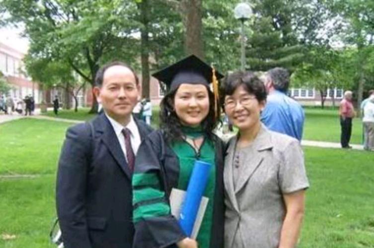 2014年，上海底层男人丁尚彪，在日本打了15年的黑工，把女儿培养成了美国妇产科