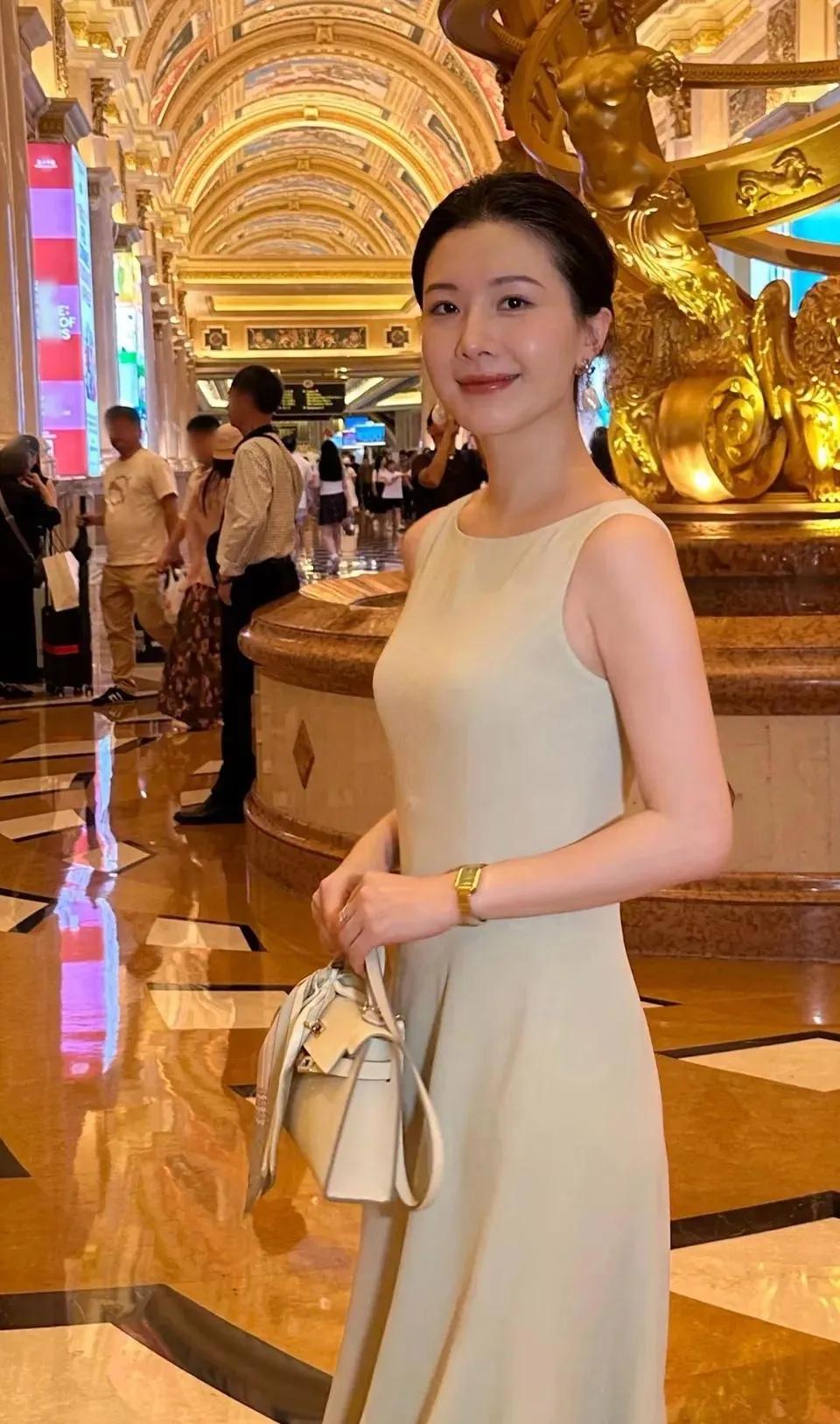 金殿玉阶，美人如画。