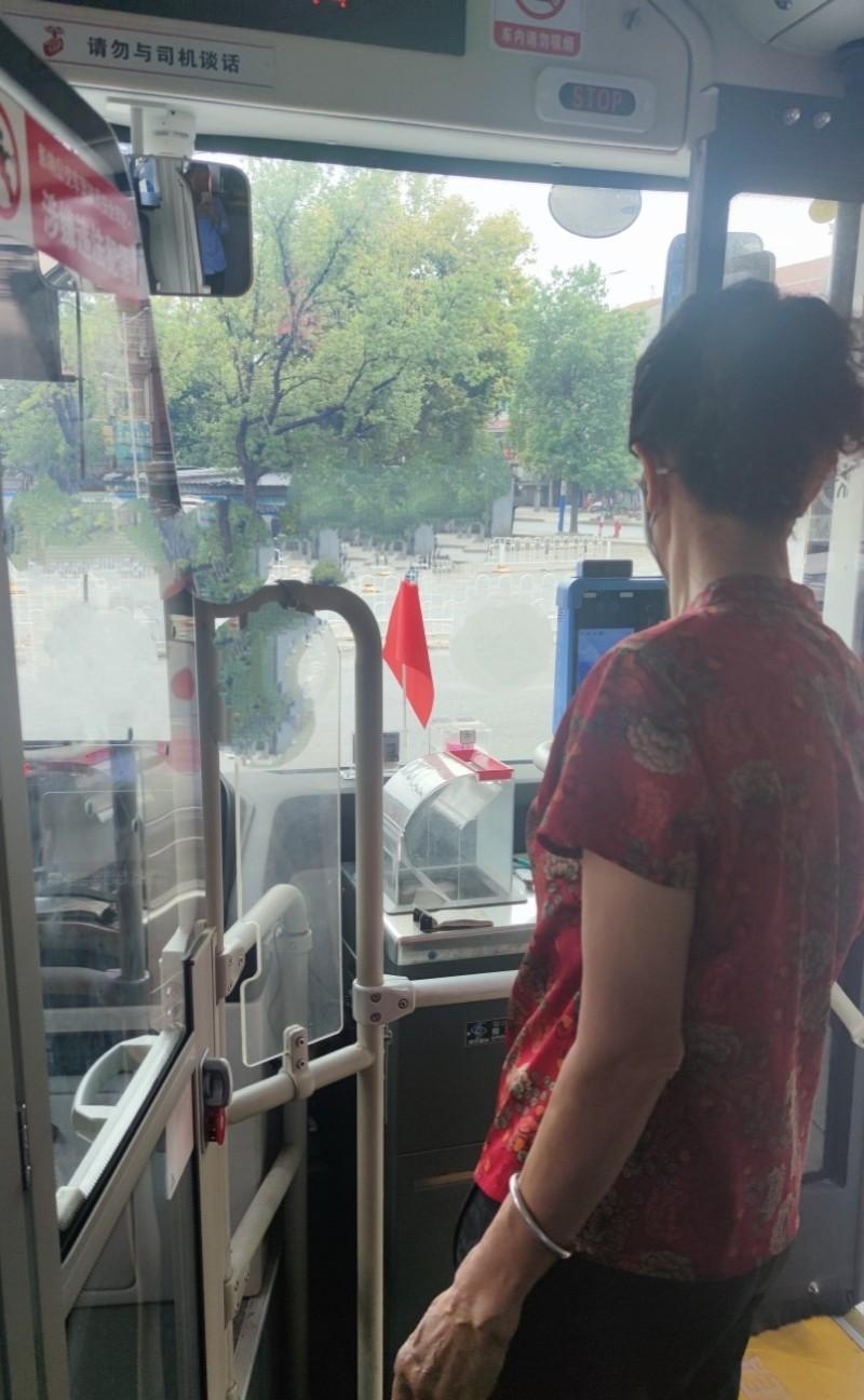 #暖心公交故事#公交感语：一元钱车费今天坐公交车时，一个老人上车对公交司机说