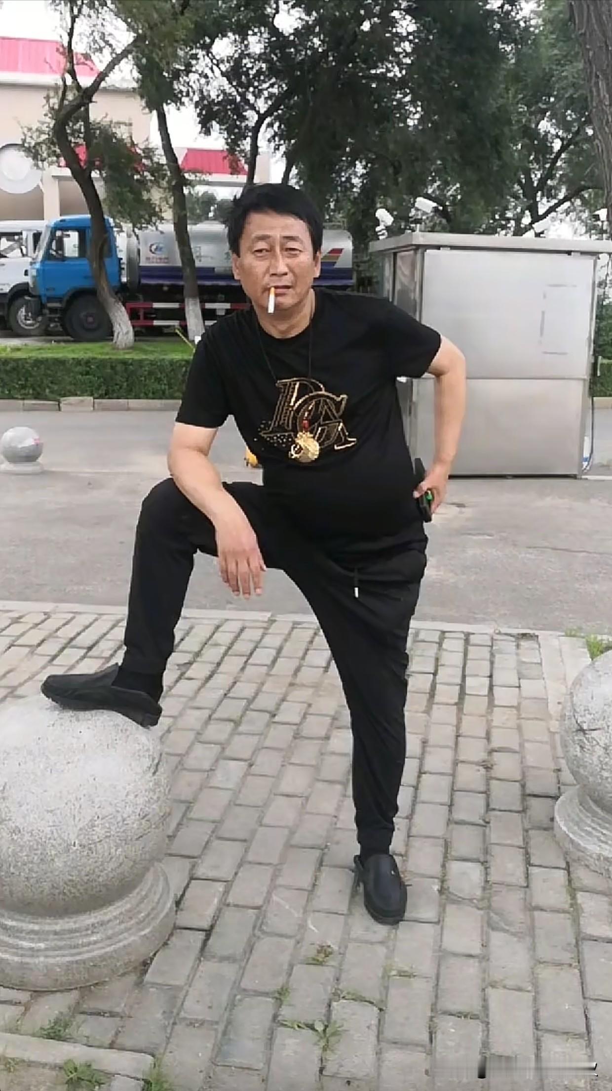 北京江湖大哥——硬汉小宏伟和他的“铁三角”北京小宏伟年轻时谁都没怕过，砍过