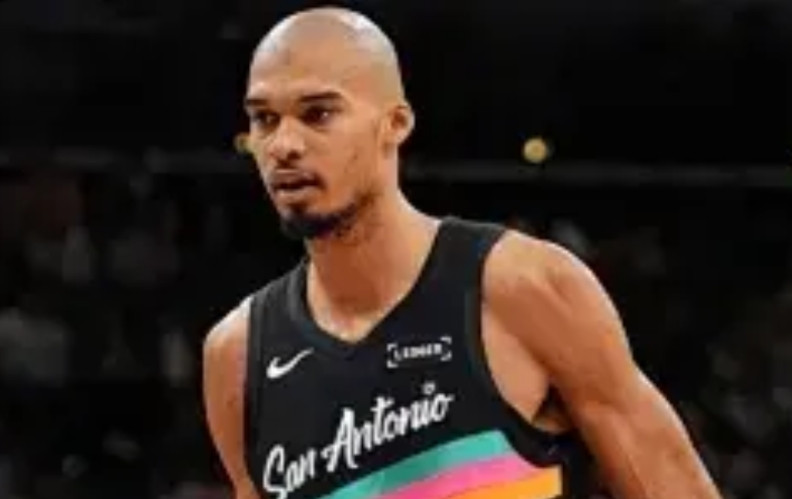 文班亚马NBA3年数据变化:23-24赛季，投篮46%命中率，三分32%命中