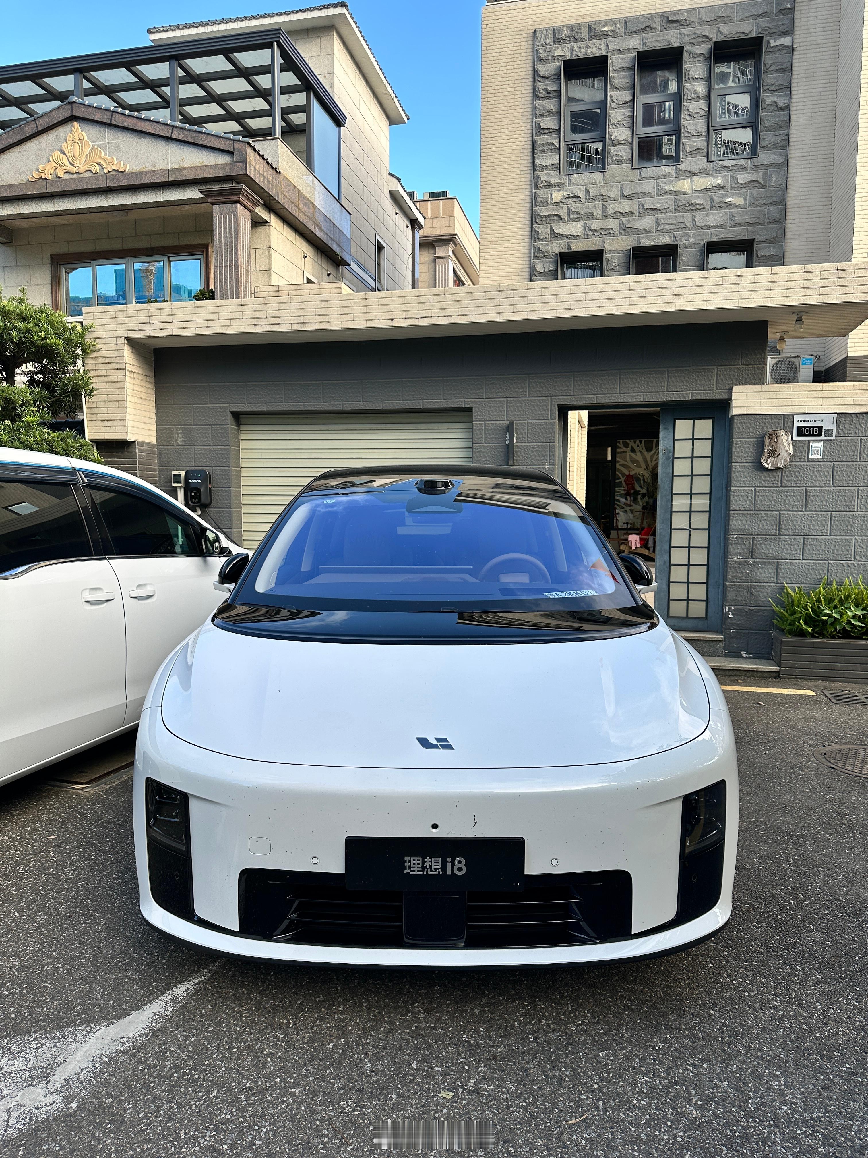 最近觉得理想i8和小鹏新P7，两个车头“证件照”角度特别惊艳！以前电车刚出来那会