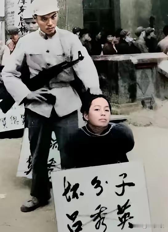 看到这张1962年地主婆吕秀英被处决前的照片，挺感慨的。“坏分子”这个罪名在现在