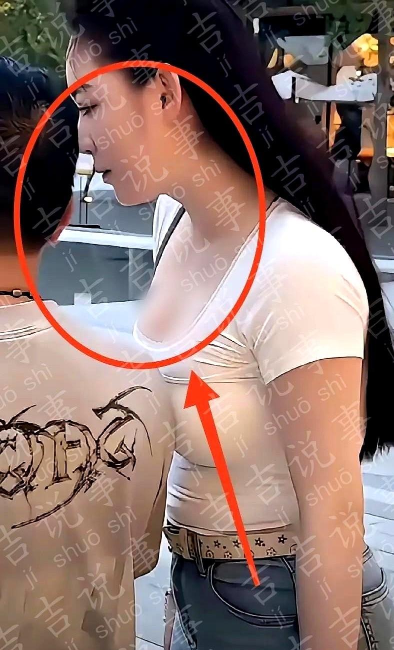 街头，姑娘一米八，男生一米七，路人偷瞄。我听见背后小声嘀咕：她穿平底鞋，是给