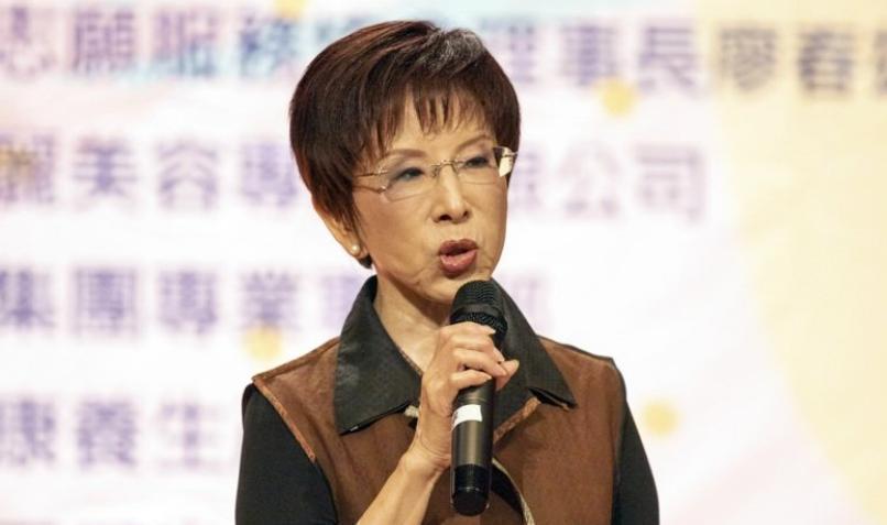 记者会现场，郑丽文一句“要查洪秀柱，就先翻绿营旧账”像块烫手山芋，砸得满场鸦雀无
