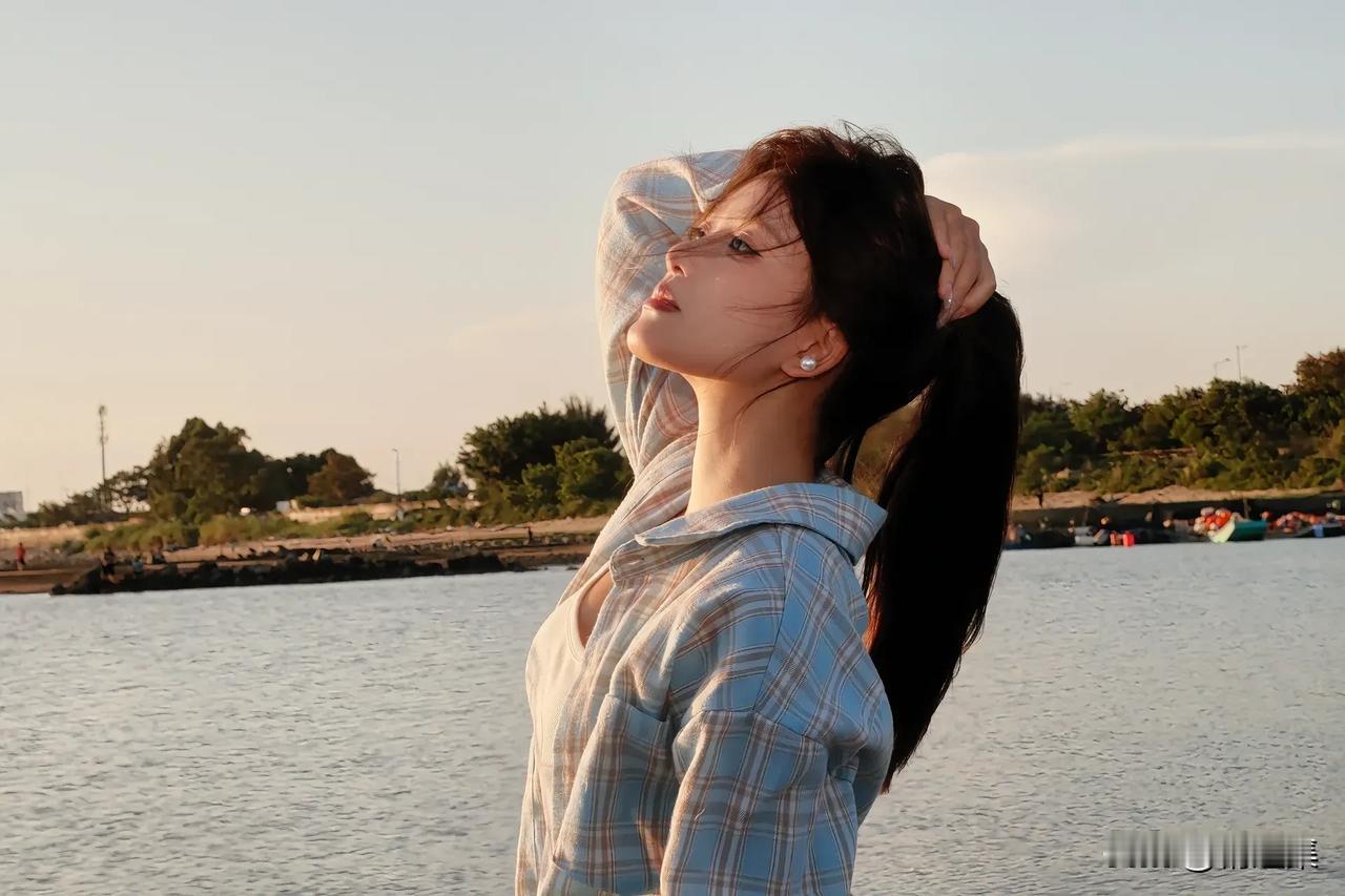 海边漫步，微风拂面，享受美好时光。