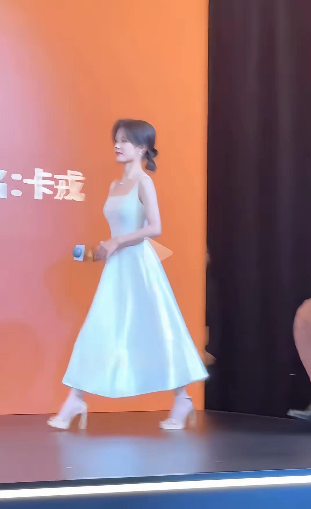 我虽然没怎么看余茵的短剧，但我觉得她长得还不错吧。个子小小的，能够在这一众俊男美