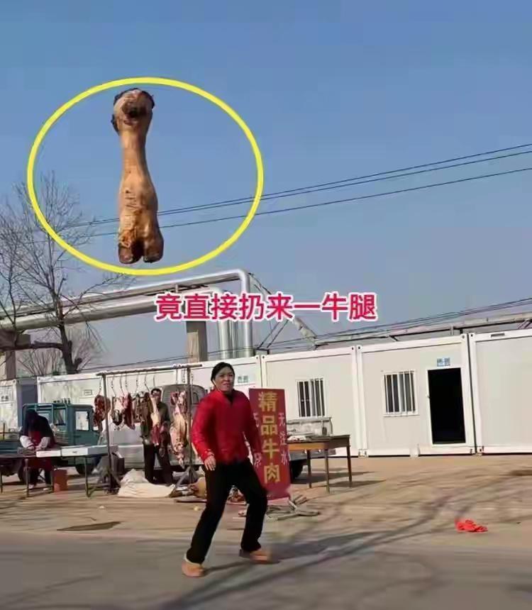 外出打工回家过年的小伙子遇到了初恋，在集市上卖牛肉，两个人的目光相交的那一刹那，