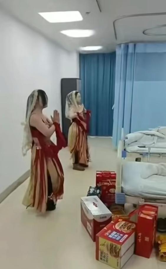 “有钱人真会玩！”2月27日，安徽亳州，一男子生病住院，他的几位朋友来探望时，为