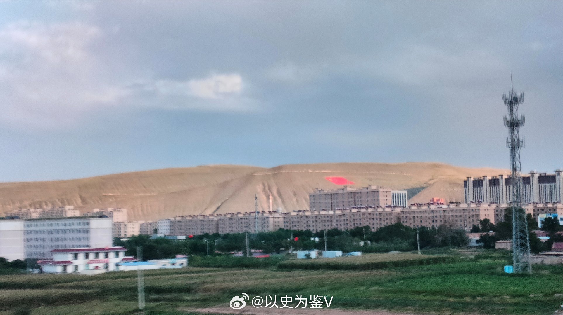 路过武威古浪县，在县城边的山上有一面巨大的五星红旗非常醒目。古浪县是红军西路军古