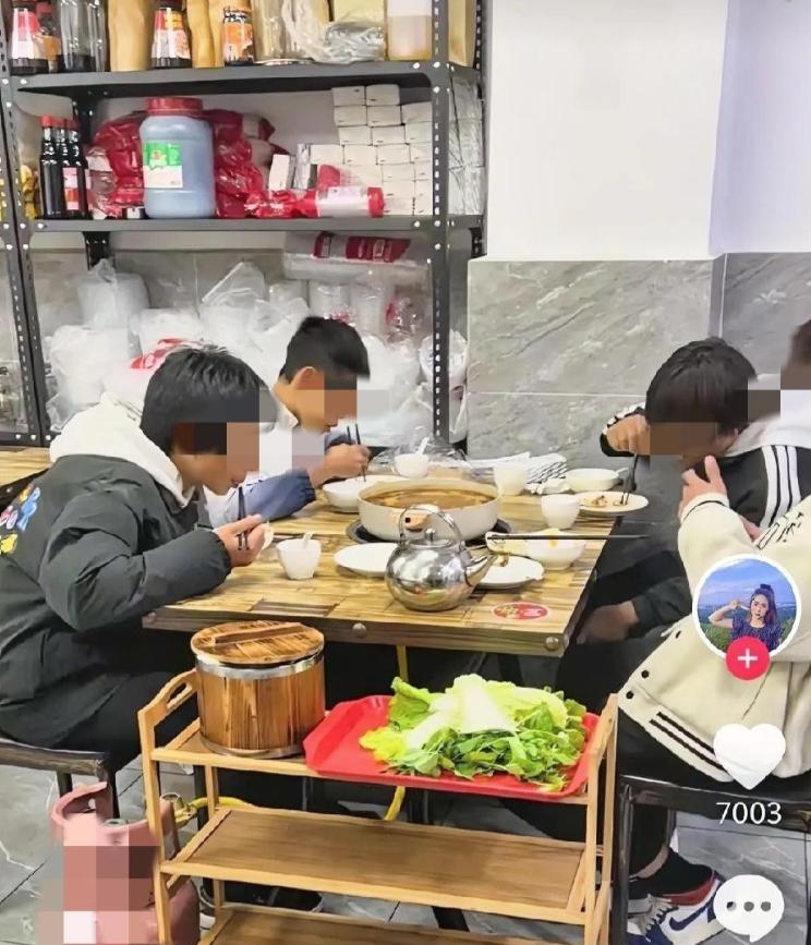 贵州贵阳有家火锅店，来了四个小男孩，提着条活鲤鱼想让店里给做熟。鱼是个头不大，也