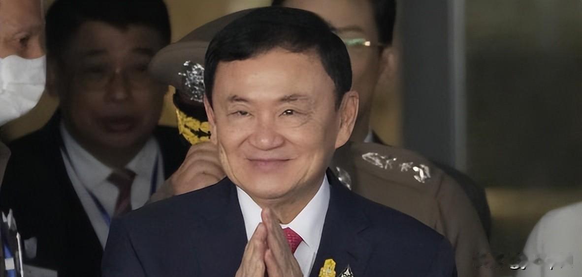76岁的他信摘下电子脚镣才两天，人就到迪拜了。泰国那边网上吵翻了天，都说这老头跑