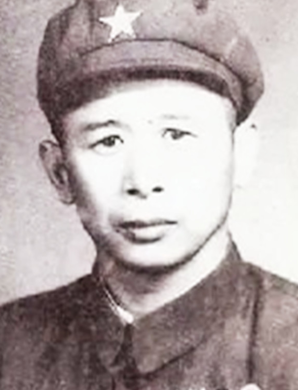 1950年，特等战斗英雄排长郭春生带着全排爬上山顶，瞅见一面山坡有七十多个敌人弓