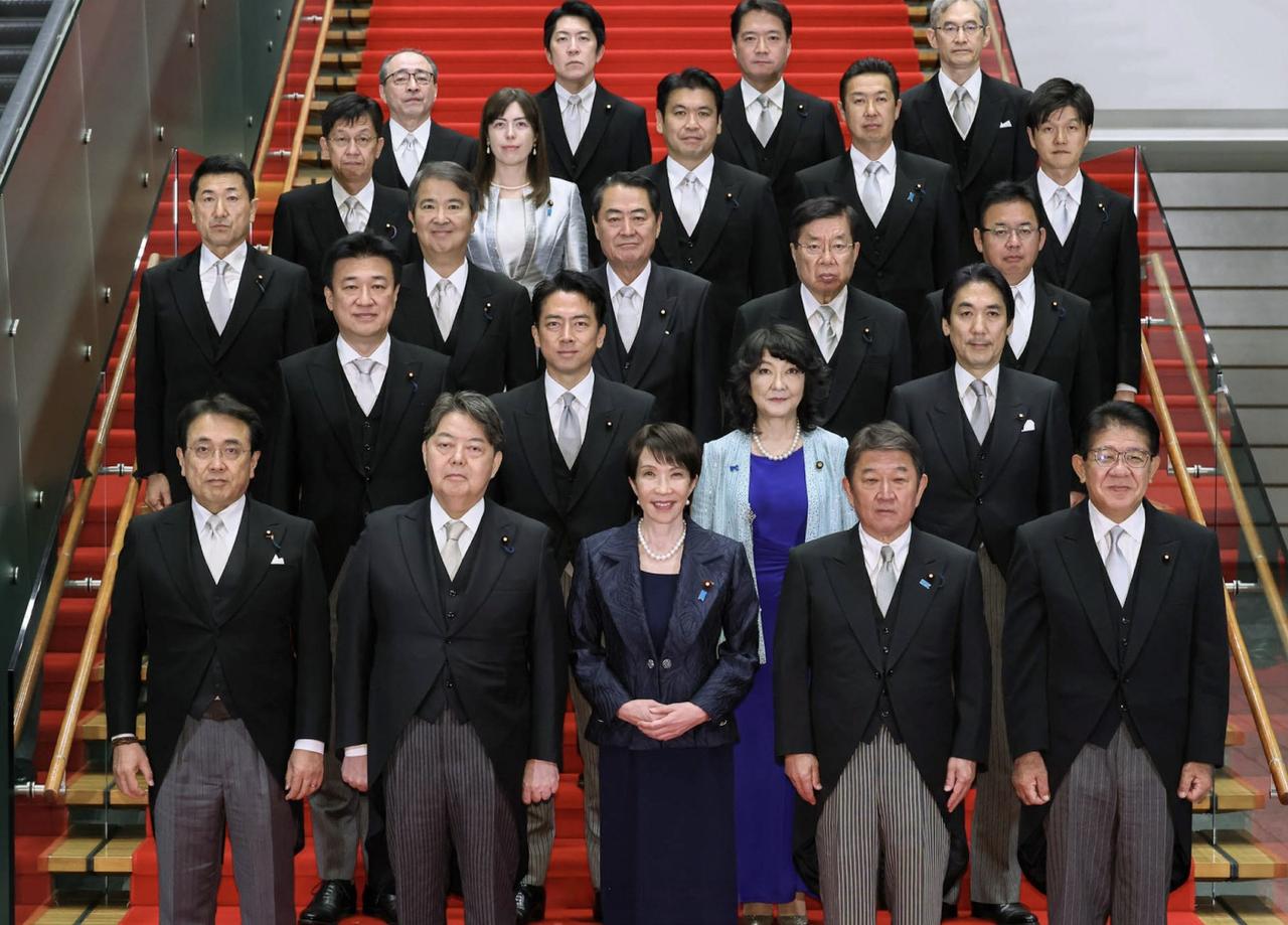 高市内阁成员，权力重组，几位前首相出局。第三纵队第二位的小泉进次郎，脸上的表情