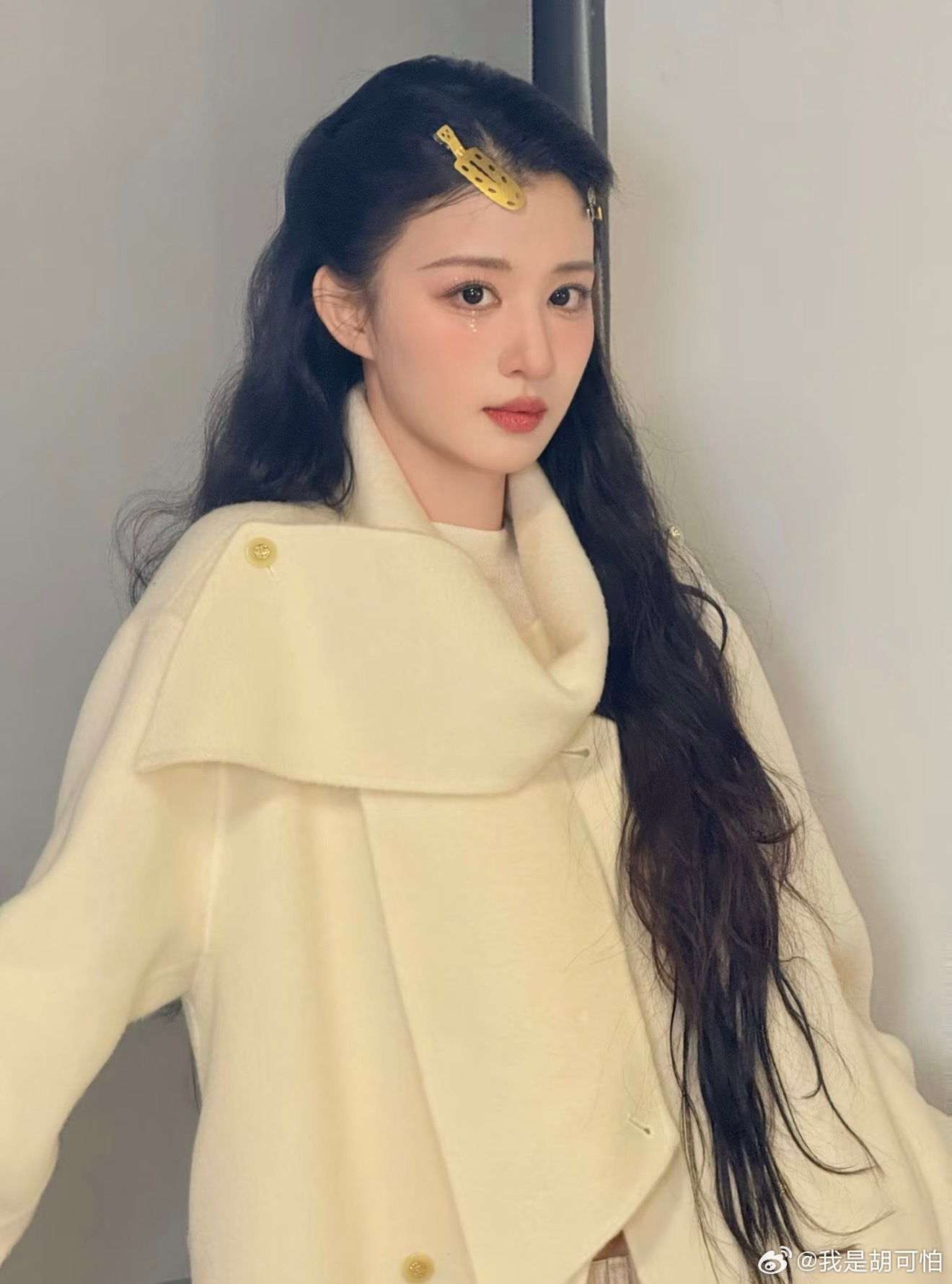 何意为何意为？？？这么敏感的文案“巴黎不是用来转机的”…..这不解释很难收场了吧