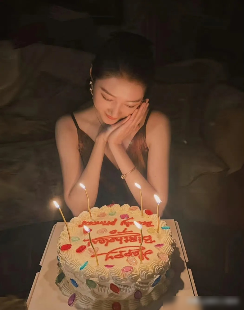 关晓彤29岁生日，守在身边的不是鹿晗，是跟了她12年的造型师强哥。合照一发，评论区全在问：男友人呢？