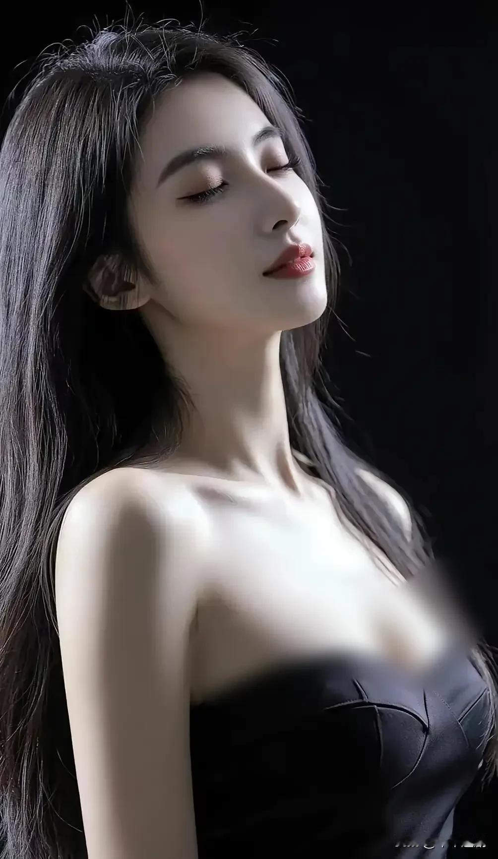 夜色漫染时，心事藏进温柔的光影里，闭眼感受片刻的松弛与自在。温柔少女感穿搭温