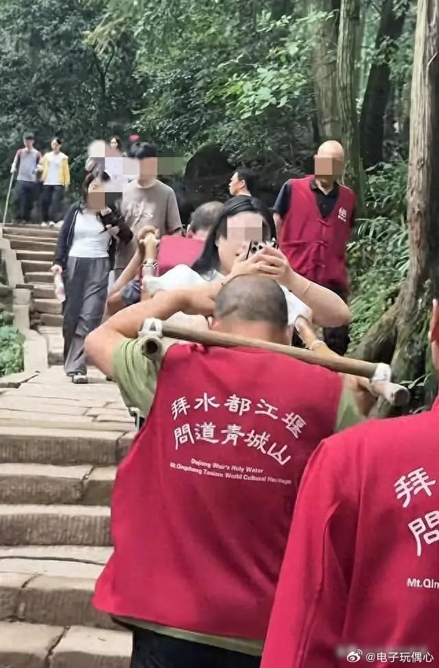 比“春光乍泄”更扎心的，是滑竿师傅不敢抬的头！