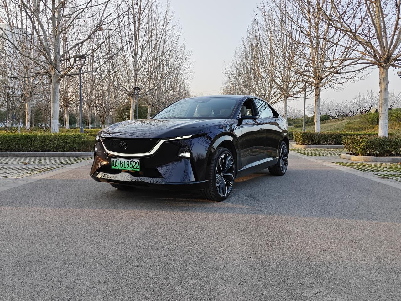 颜值这一块，马自达还是挺权威的，全车各种通风道，要是不说动力配置，直观感觉是一台