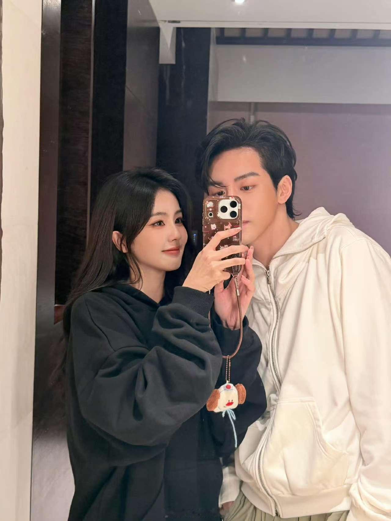 白鹿曾舜晞对镜合照白鹿曾舜晞临江仙售后白鹿曾舜晞临江仙售后，对镜合照，