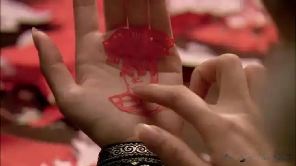 甄嬛传打动你的是什么?在电视剧《甄嬛传》里，下面这张剪纸小像上的人是甄嬛，我就问