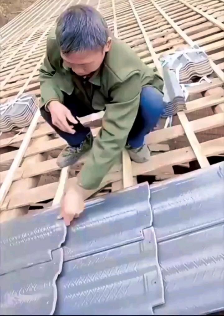 万万没想到！广东一男子给自家屋顶铺瓦，辛辛苦苦干了大半天，瓦片铺得严丝合缝，没想