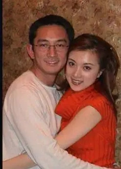 2001年，吴启华花160w买下婚房，准备迎娶金巧巧过门，但她却嫁给了身价10亿