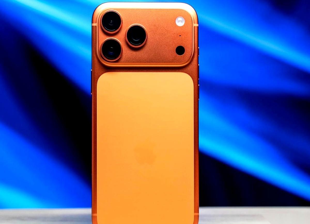 苹果店长亲自给排队的人发水，你知道这水多少钱一瓶吗？六块。我自己都舍不得喝的