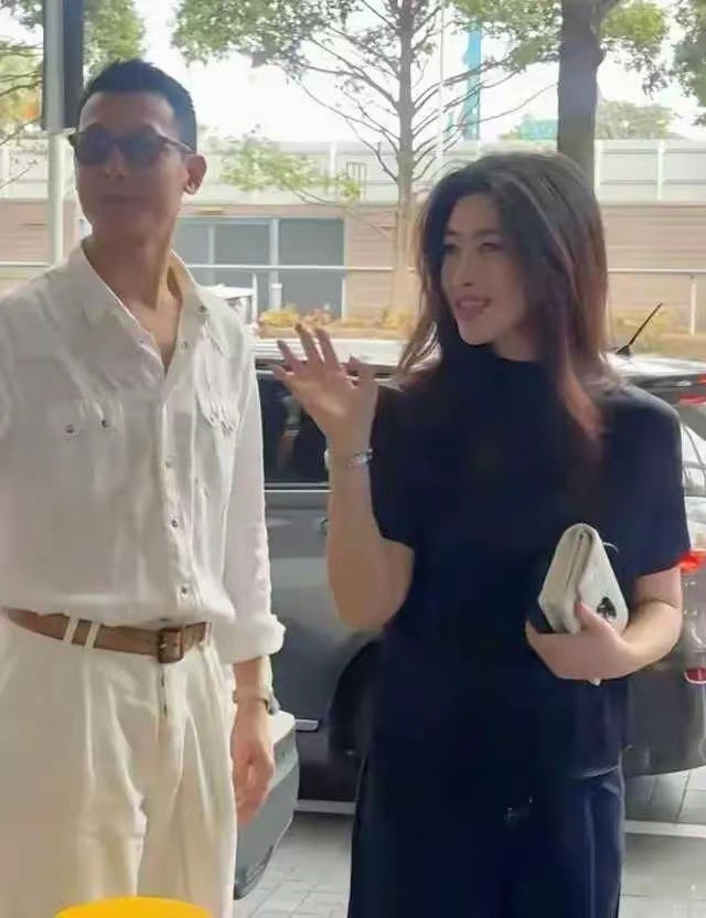 朱珠和老公在新加坡路边等车，她的老公身材高大，长相英俊。