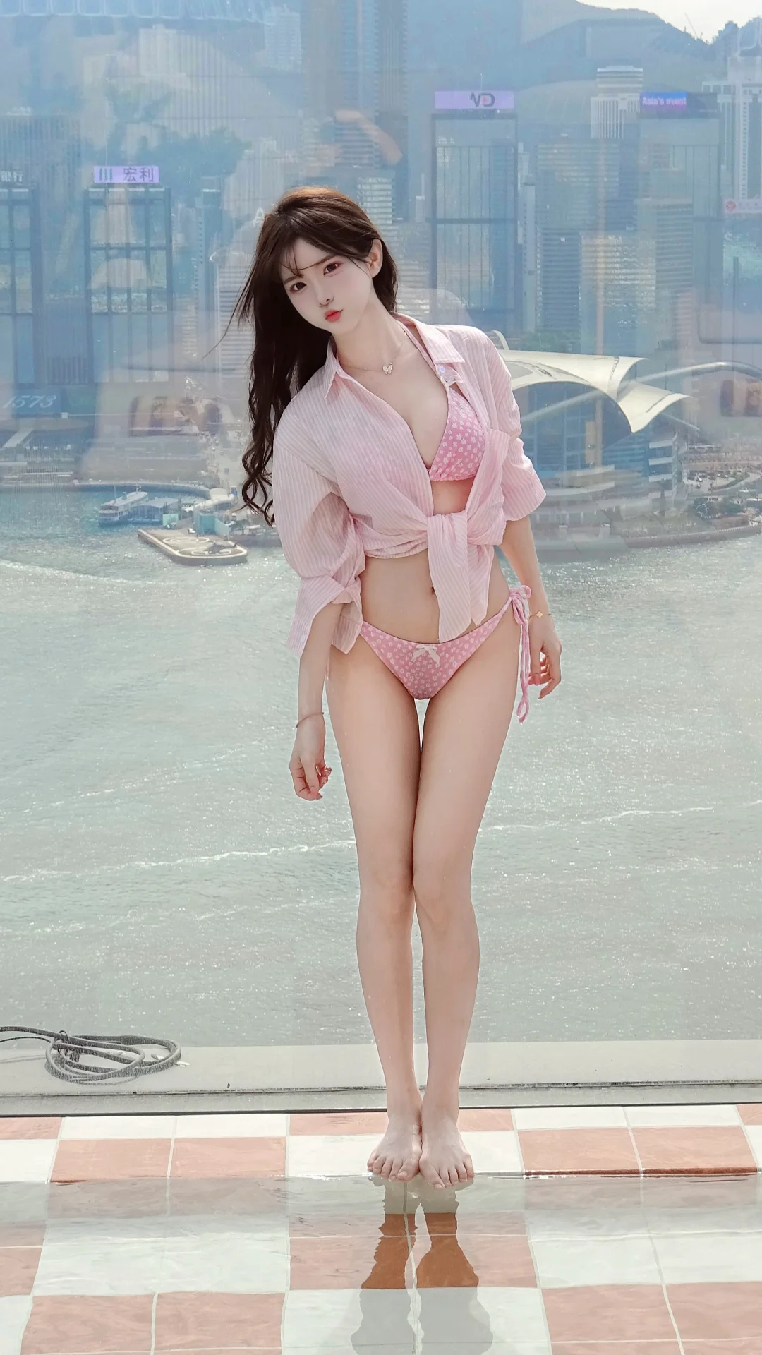 游泳池边的粉色少女～