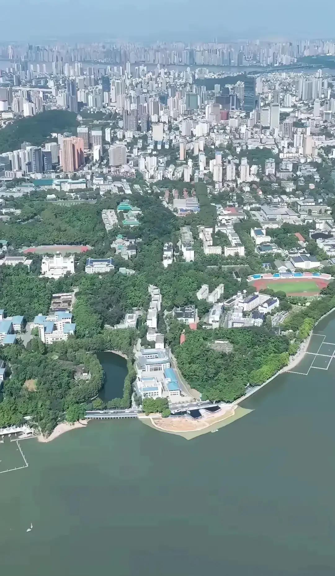 空中看武汉大学，风水位置太好了